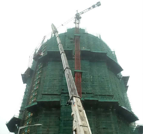 建华吊车在工地上作业